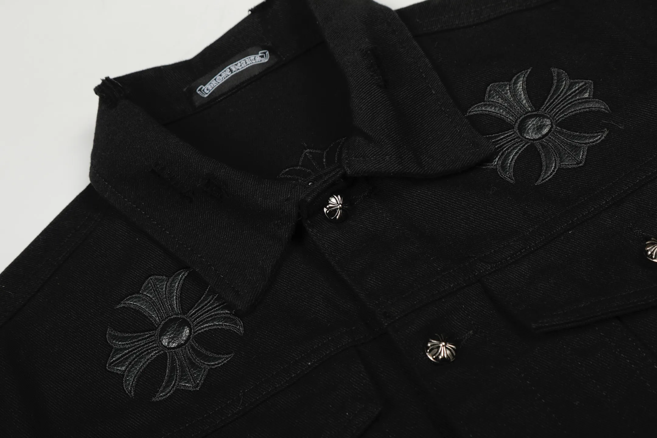 P270 💰 Chrome Hearts Chrome Hearts Cross-Patch Leather Embroidered Shirt Denim Jacket OS version can be worn by both men and women! The fabric is made of twill gauze cotton fabric! The texture is clear and smooth, not easy to wrinkle or fade! The embroidery process is complex and repetitive. There are more than 20 leather labels. It takes 6 repeated embroidery steps to complete the back body. The requirements for the embroidery machine are very strict, and the distance is 45 cm! It won’t work if the spacing is too big, and it won’t work if it’s too small! We make clothes with care, and every detail must be restored one to one! The hardware is all carved and cast, and they are all genuine from the original factory! This piece of clothing consumes a lot of material, with more than 3 meters of material used for one piece of clothing! After the garment is made, it needs to be fixed at high temperature, washed at a water temperature of more than 70 degrees, and softened by adding softener to make the upper body softer and smoother! There is a flap on the sleeve that can be stored into short sleeves! Make it fit that understanding Color: Black White Size: S-M-L-XL
